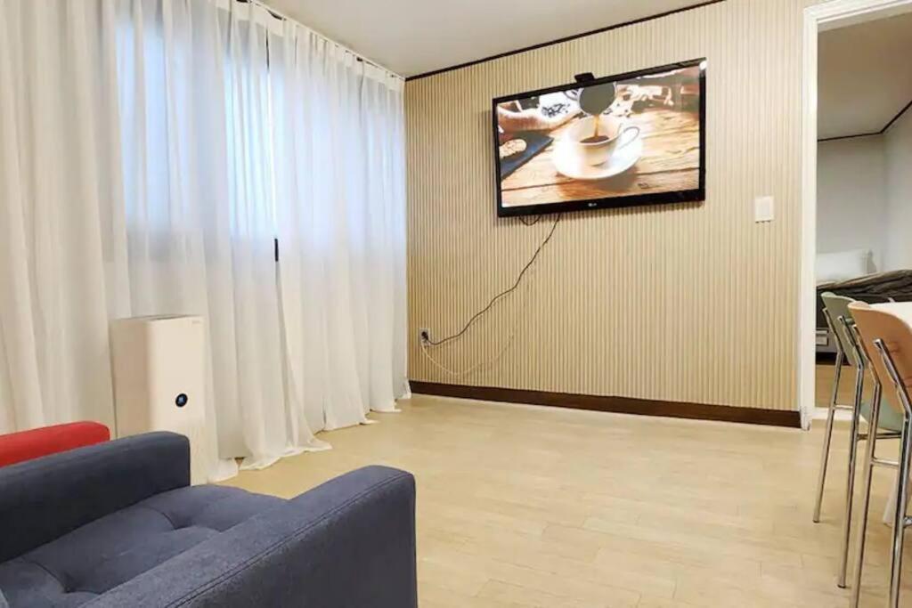 C-3 White Linen House Apartment
