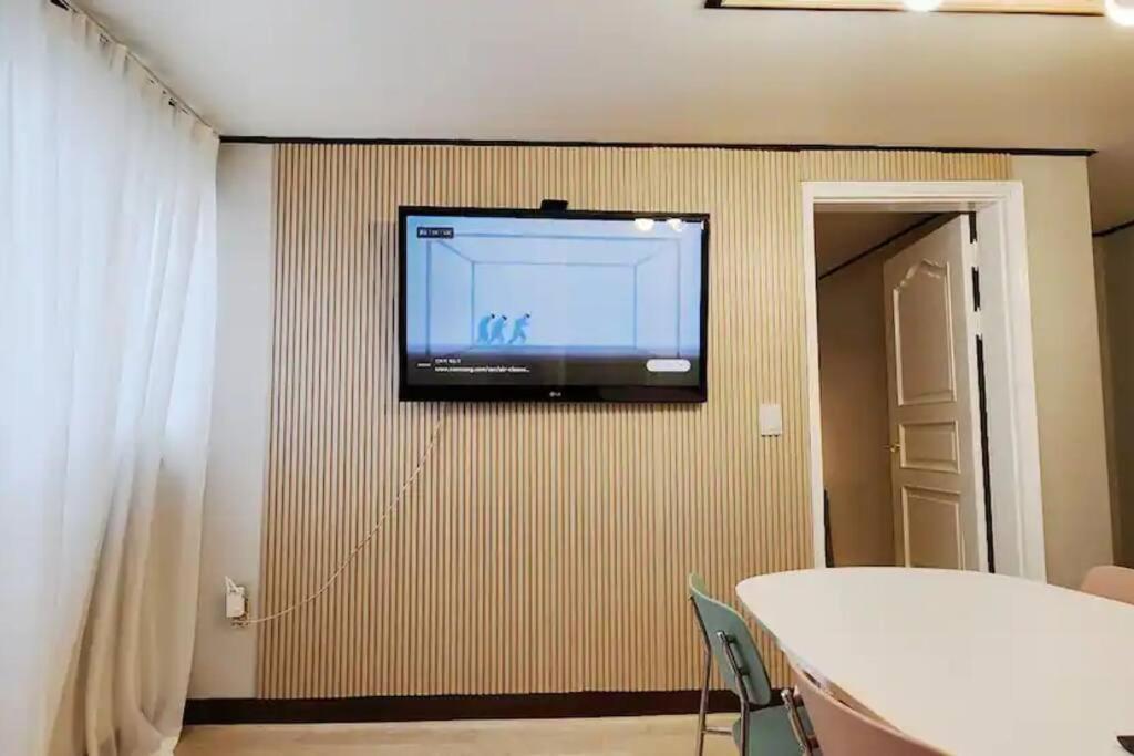 Apartment C-3 White Linen House