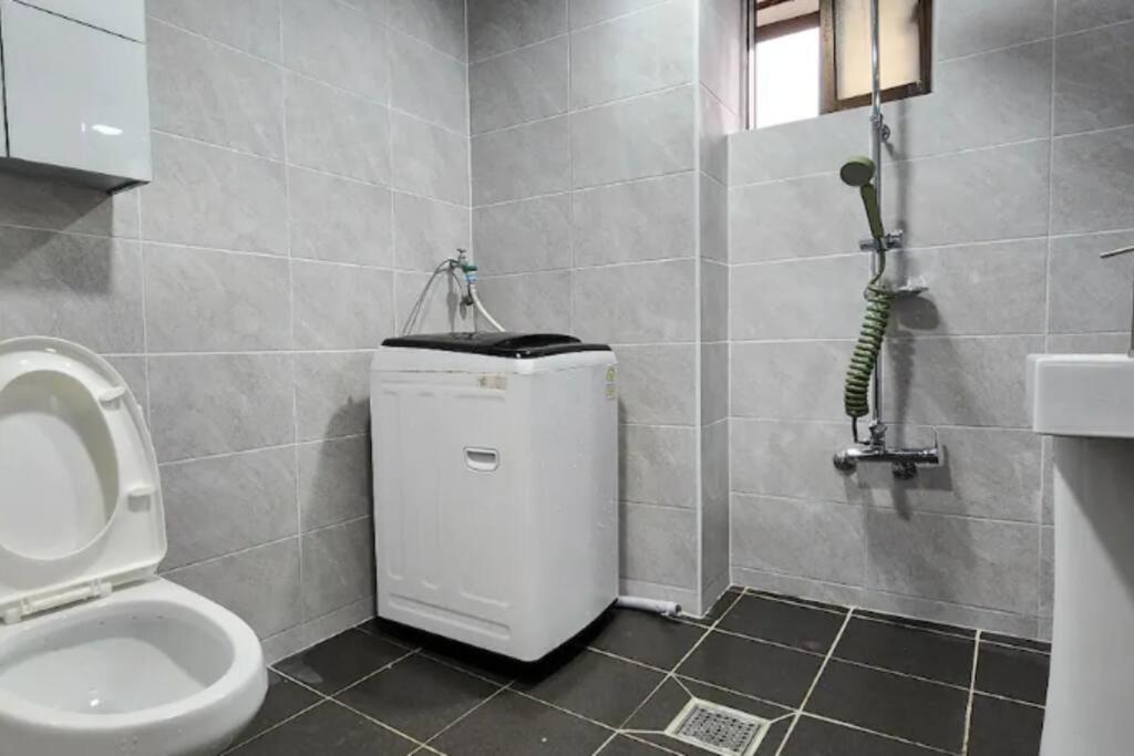 Apartment C-3 White Linen House *