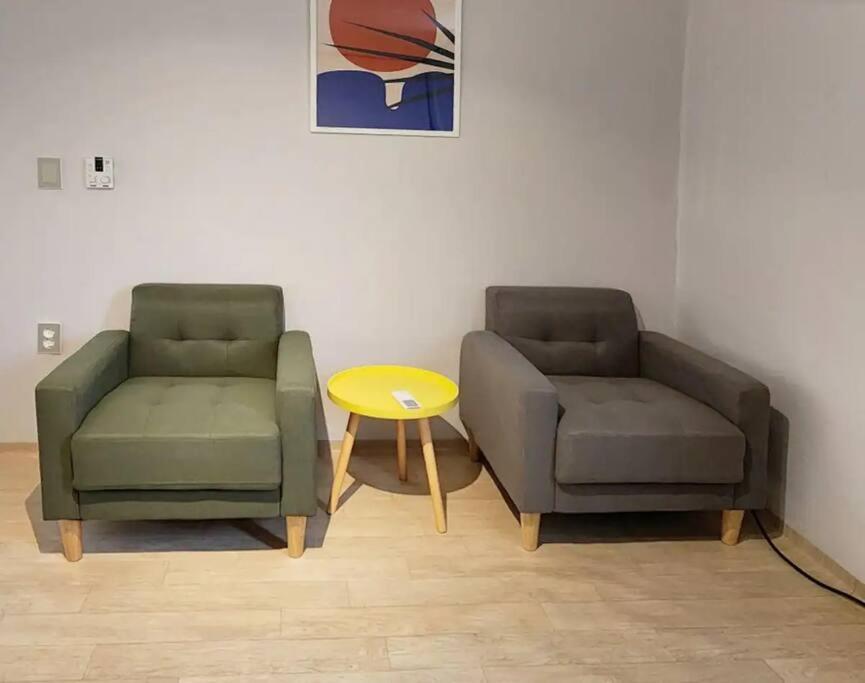 C-3 White Linen House Apartment