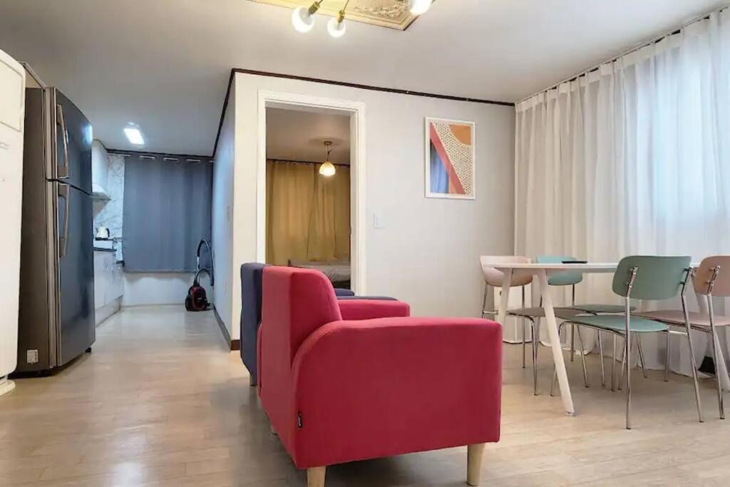Apartment C-3 White Linen House *