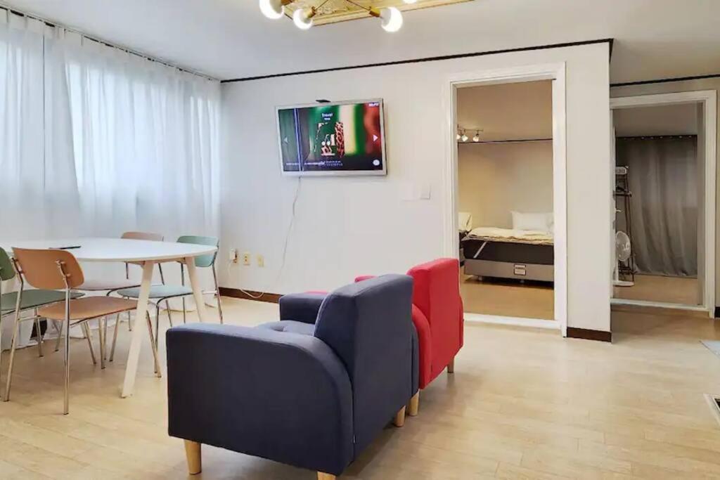 C-3 White Linen House Apartment