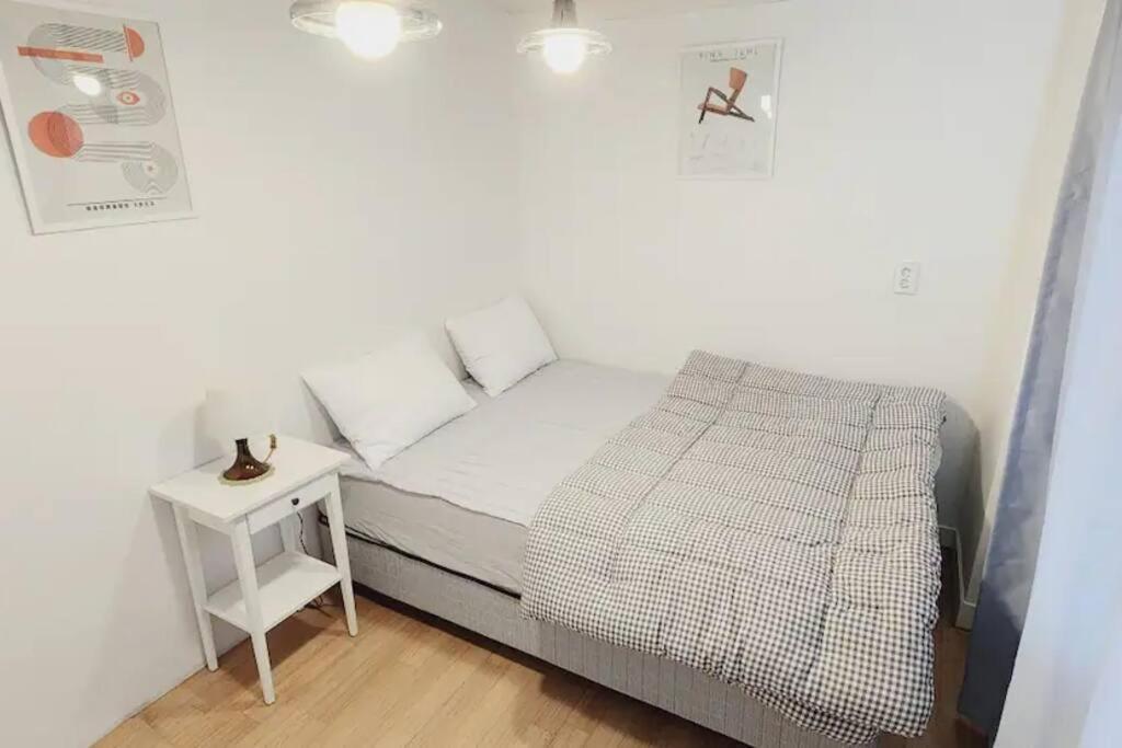 C-3 White Linen House *