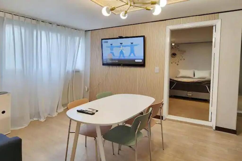 C-3 White Linen House Apartment